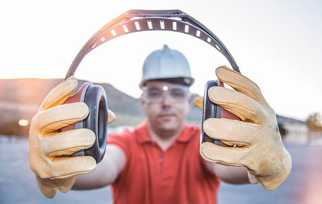 homem segurando suporte para ruído