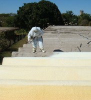 Aplicando Spray de Poliuretano em Telhado